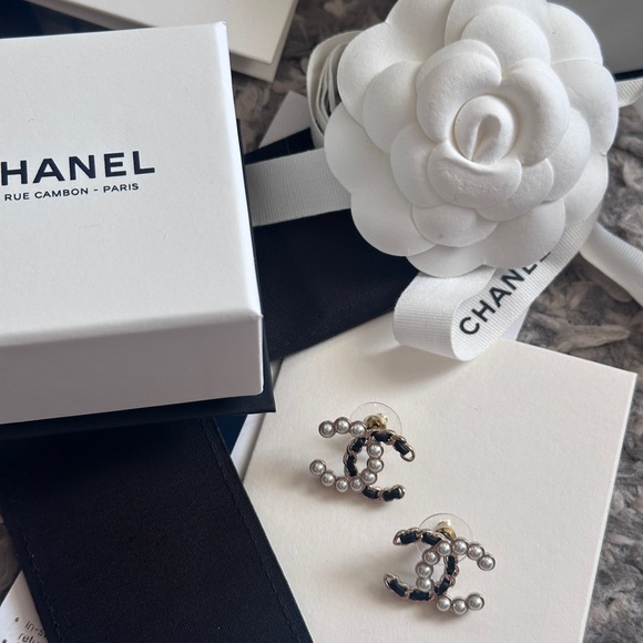 CHANEL Jewelry - BNWT CHANEL Pearl-Accented Interlocking Logo Earrings - Black & Gold